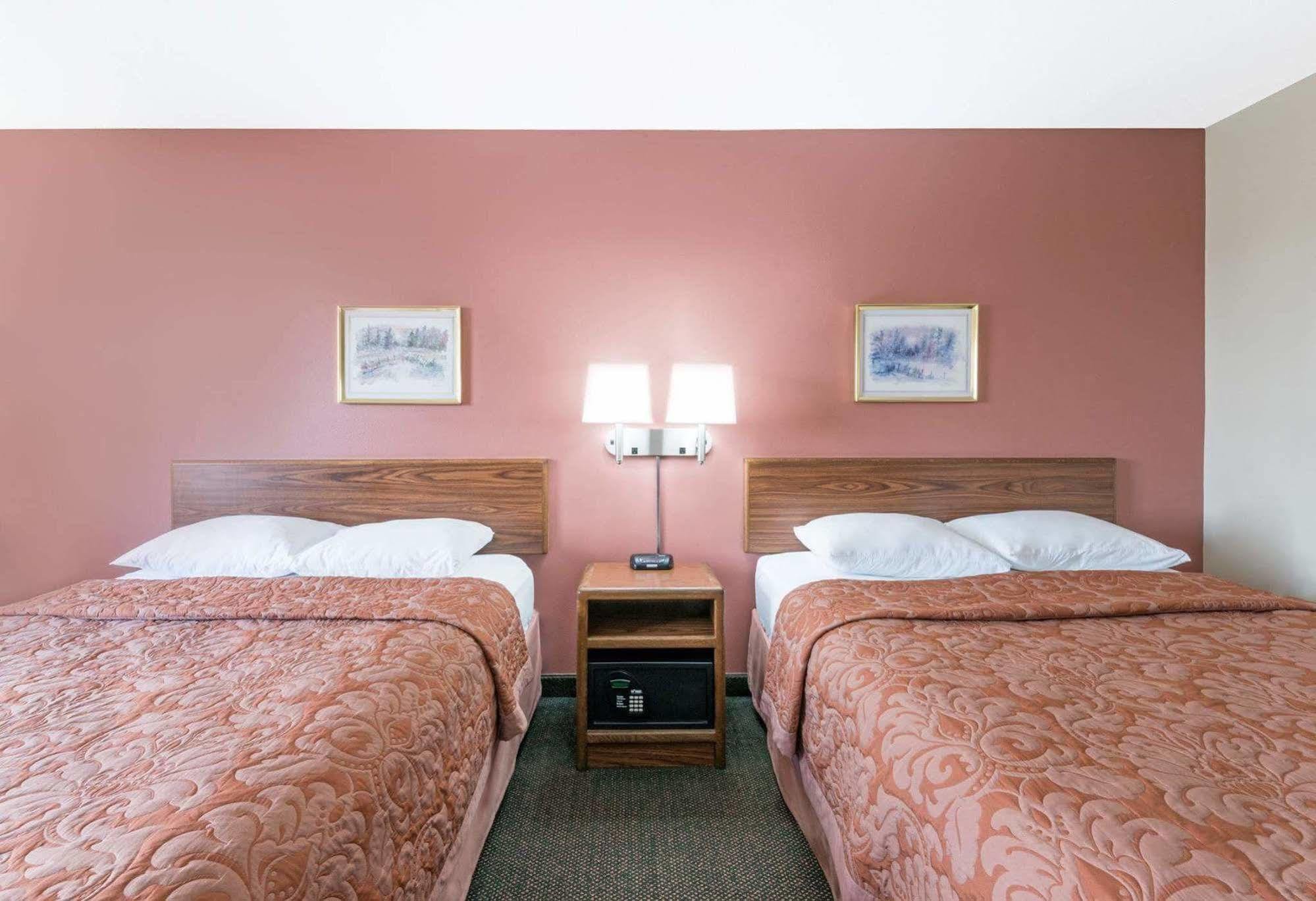 Hotel Super 8 By Wyndham Perham Esterno foto