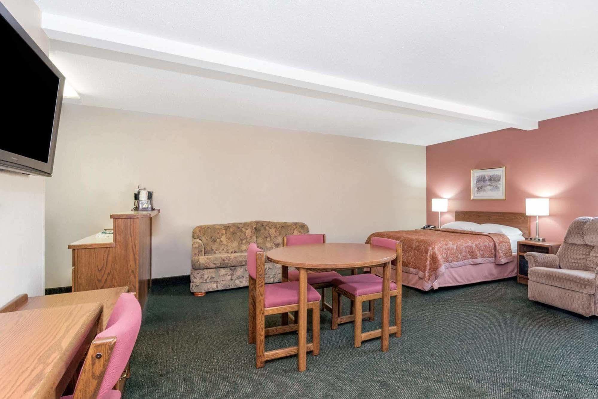 Hotel Super 8 By Wyndham Perham Esterno foto